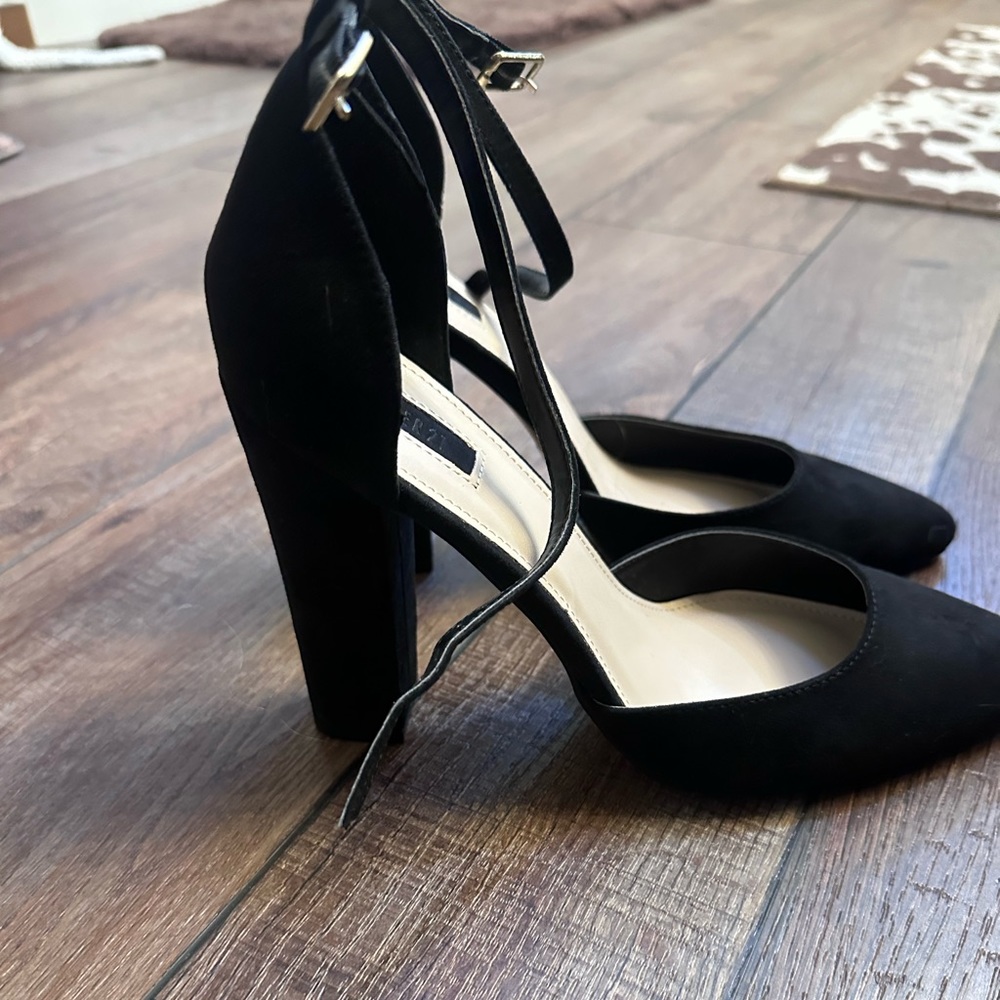 Brand new never worn size 9 black suede heels